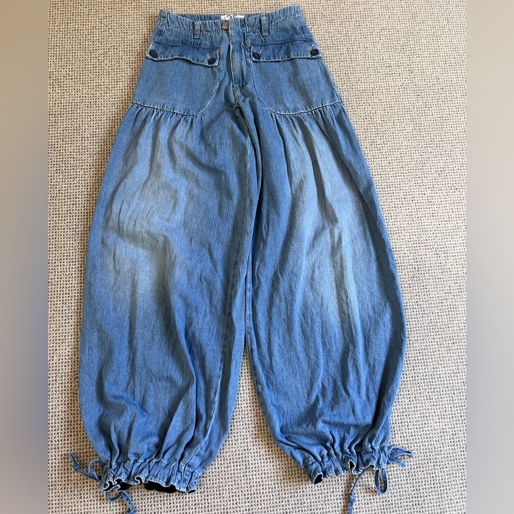 Free People we the free Lotus Jeans size 25. Worn a few times but like new.
